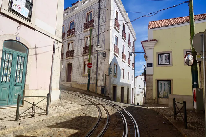 El tranvía 28 subiendo por una calle de Alfama, Lisboa