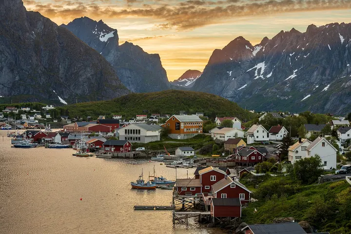 Casas rojas de pescadores en Reine, islas Lofoten