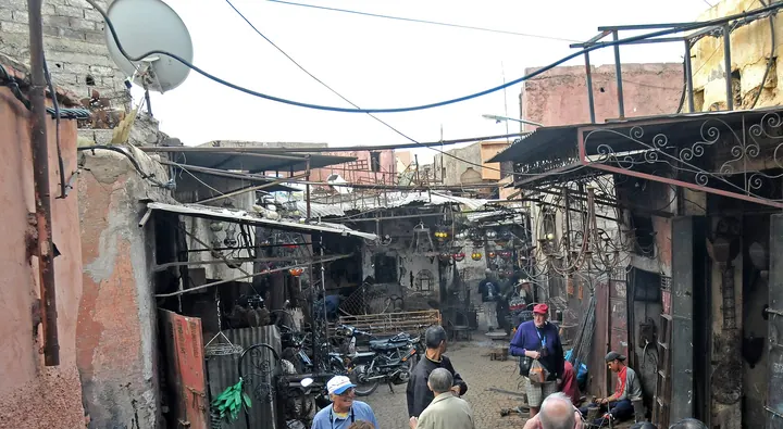 Puestos en un zoco de la medina de Marrakech