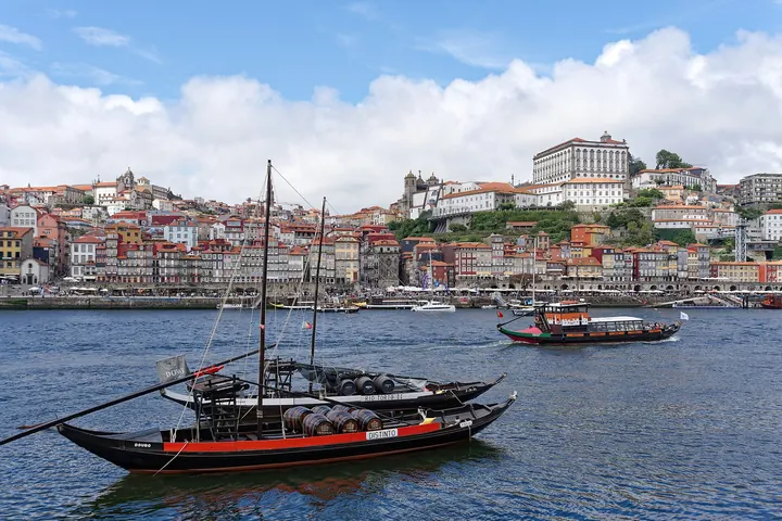 Barcos rabelos en el Duero frente a la Ribeira, Oporto