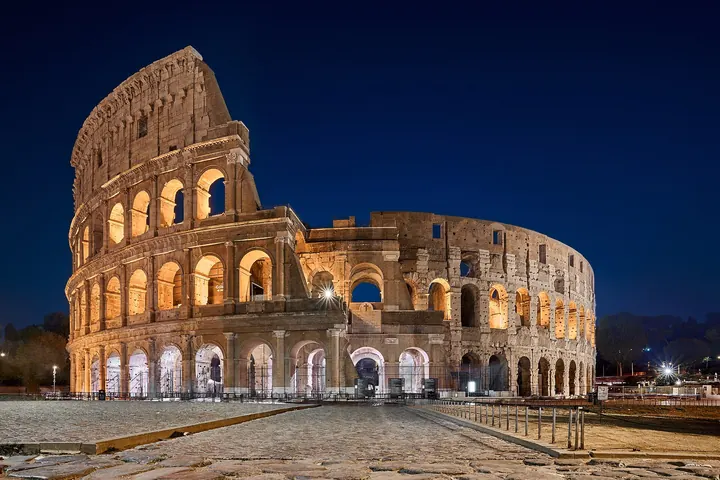 El Coliseo iluminado a la hora azul, Roma
